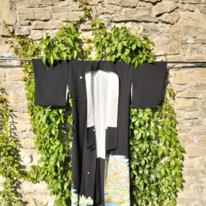 Kimono japonés negro largo pintado a mano con decoración de flora y fauna y kamon en la espalda años 60