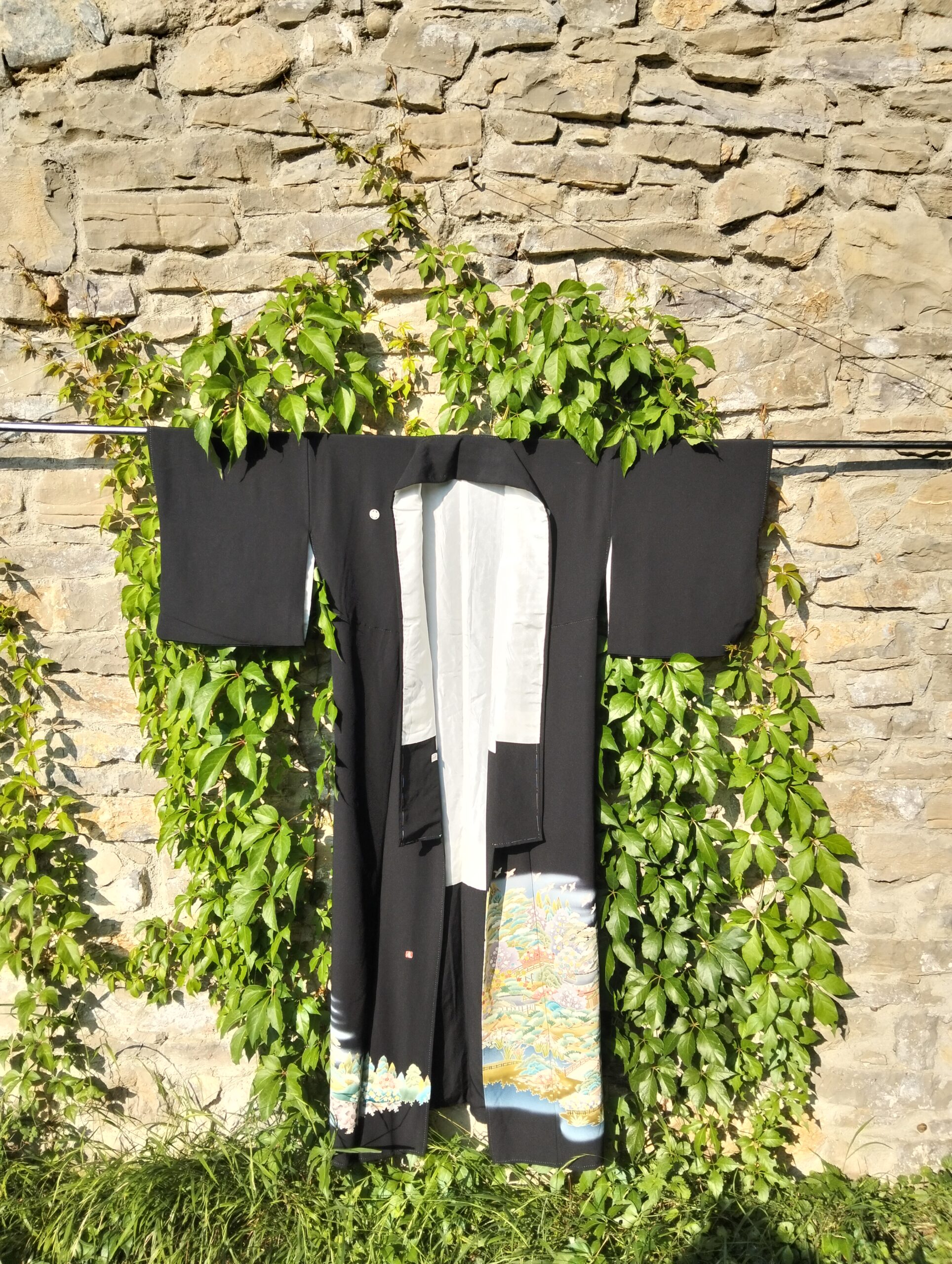 Kimono japonés negro largo pintado a mano con decoración de flora y fauna y kamon en la espalda años 60