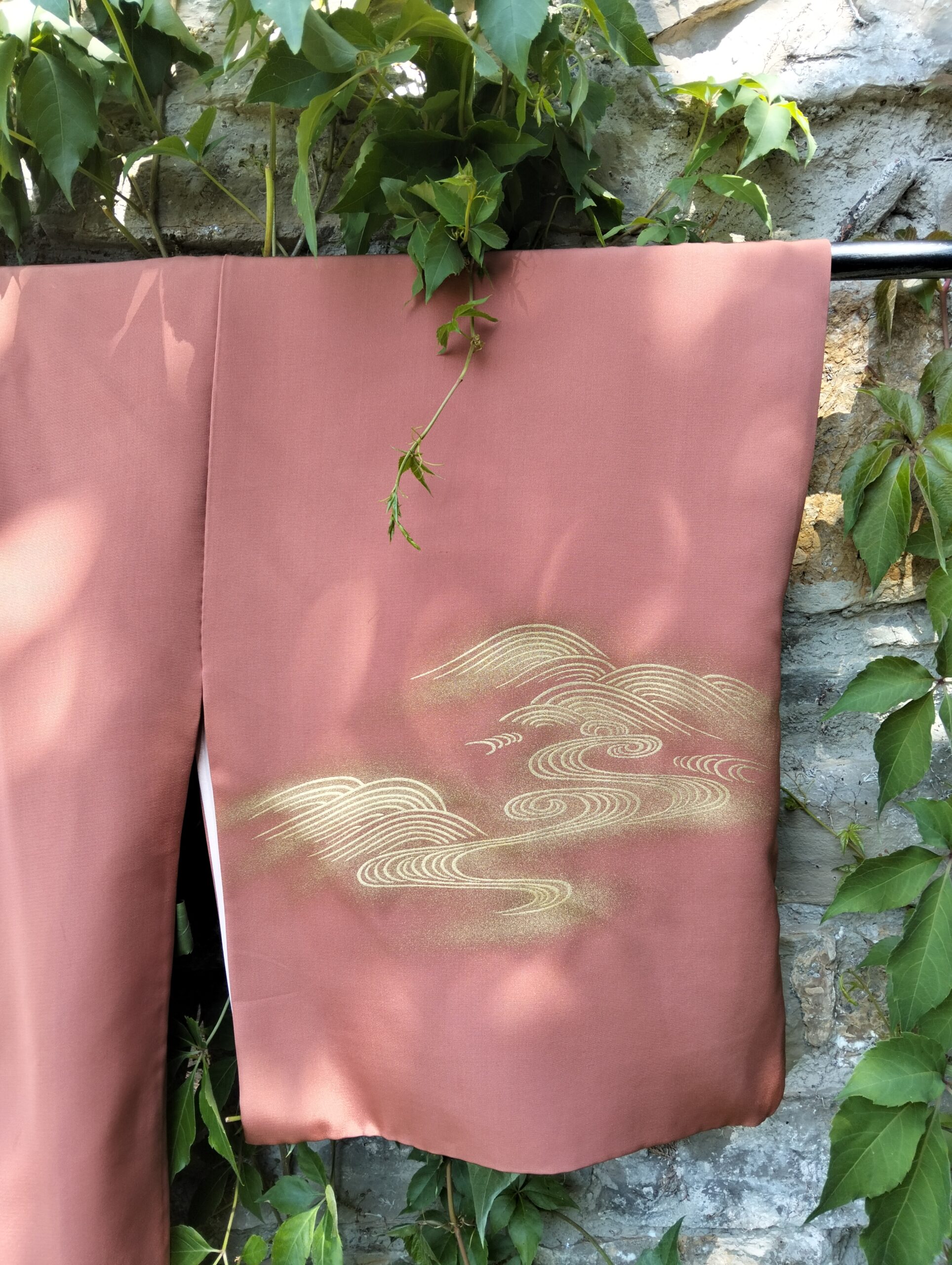 Haori japonés naranja con bordados dorados y seda interior pintada a mano - Imagen 2