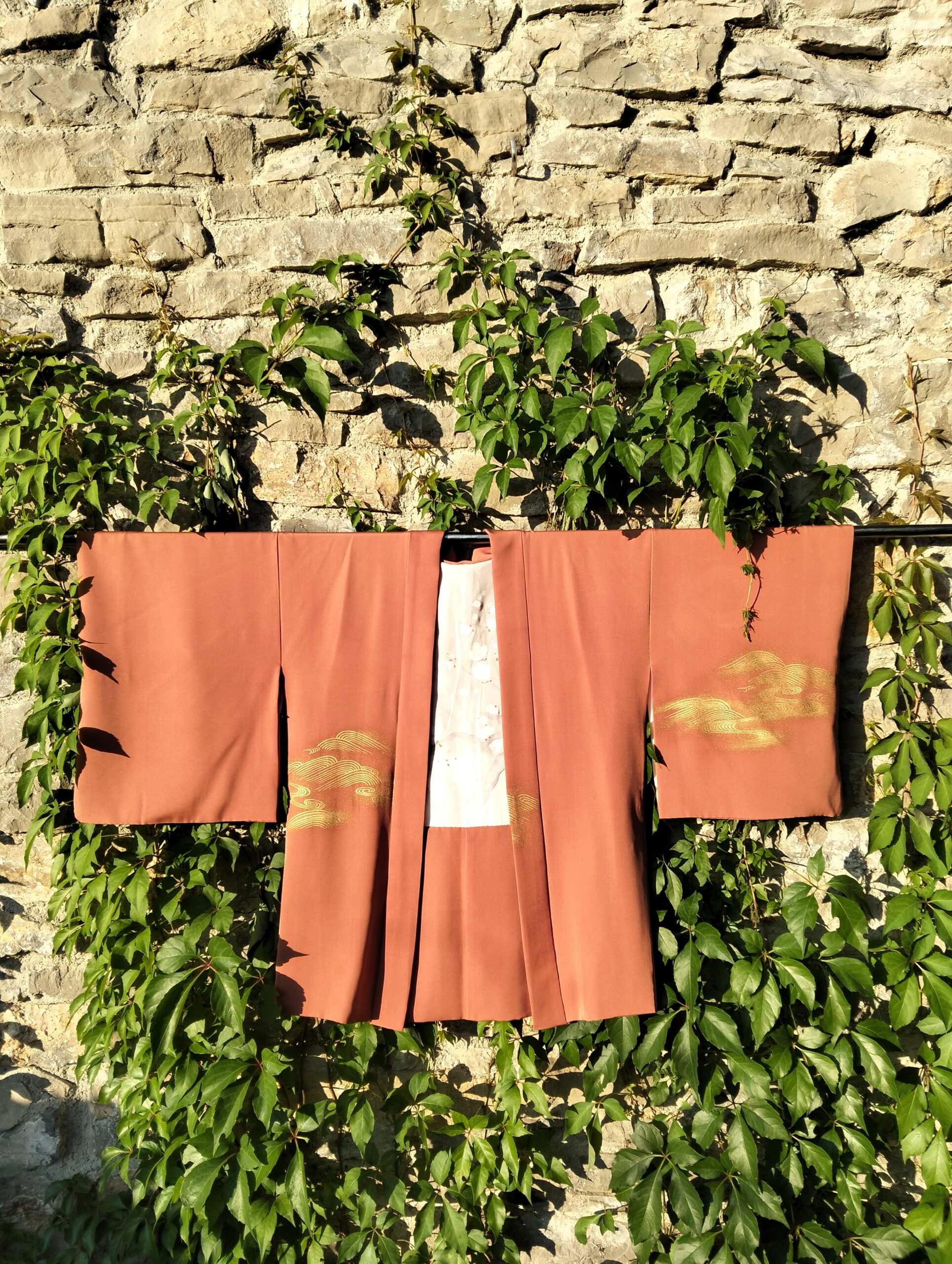 Haori japonés naranja bordado dorado