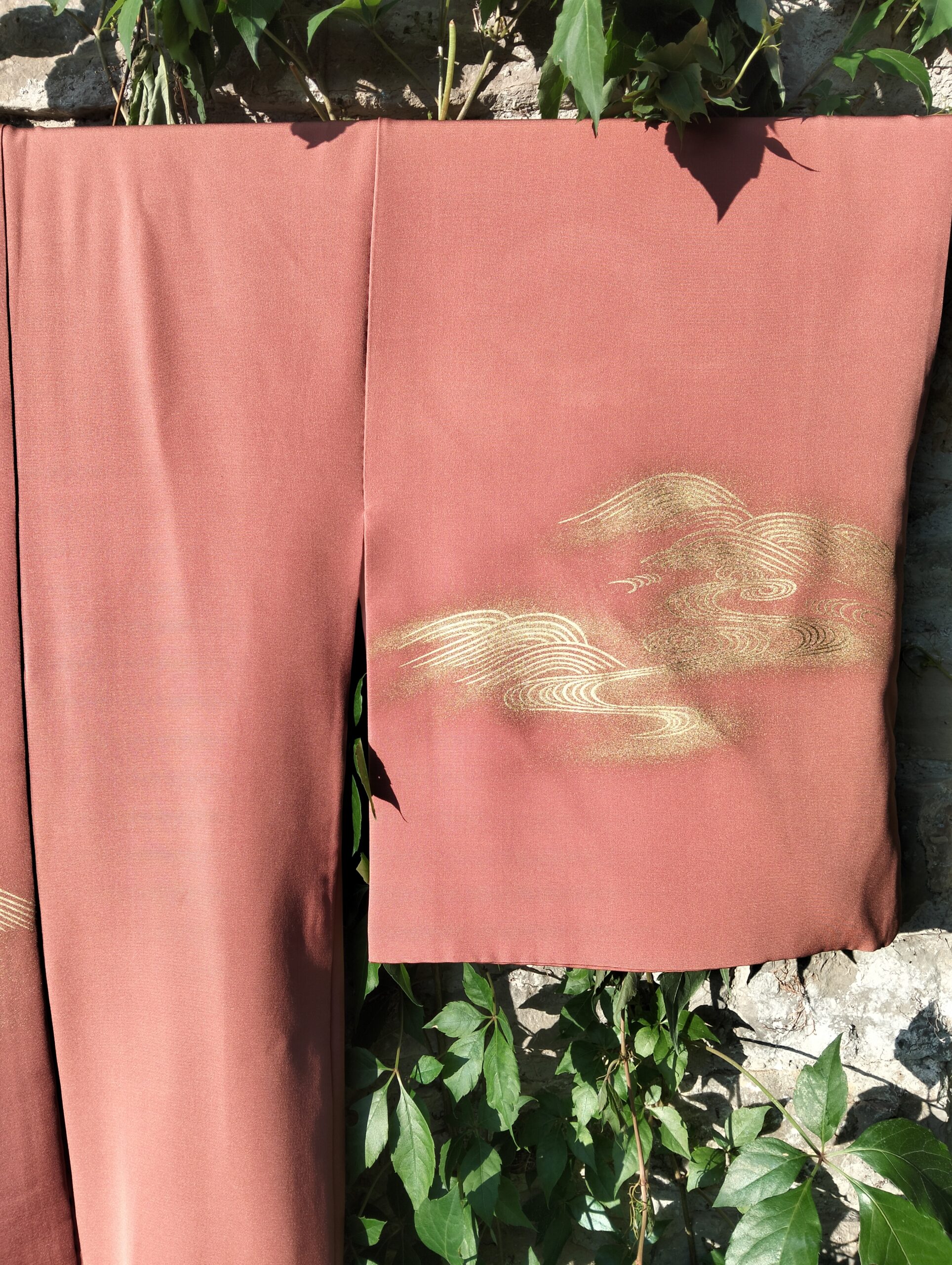 Haori japonés naranja con bordados dorados y seda interior pintada a mano - Imagen 4