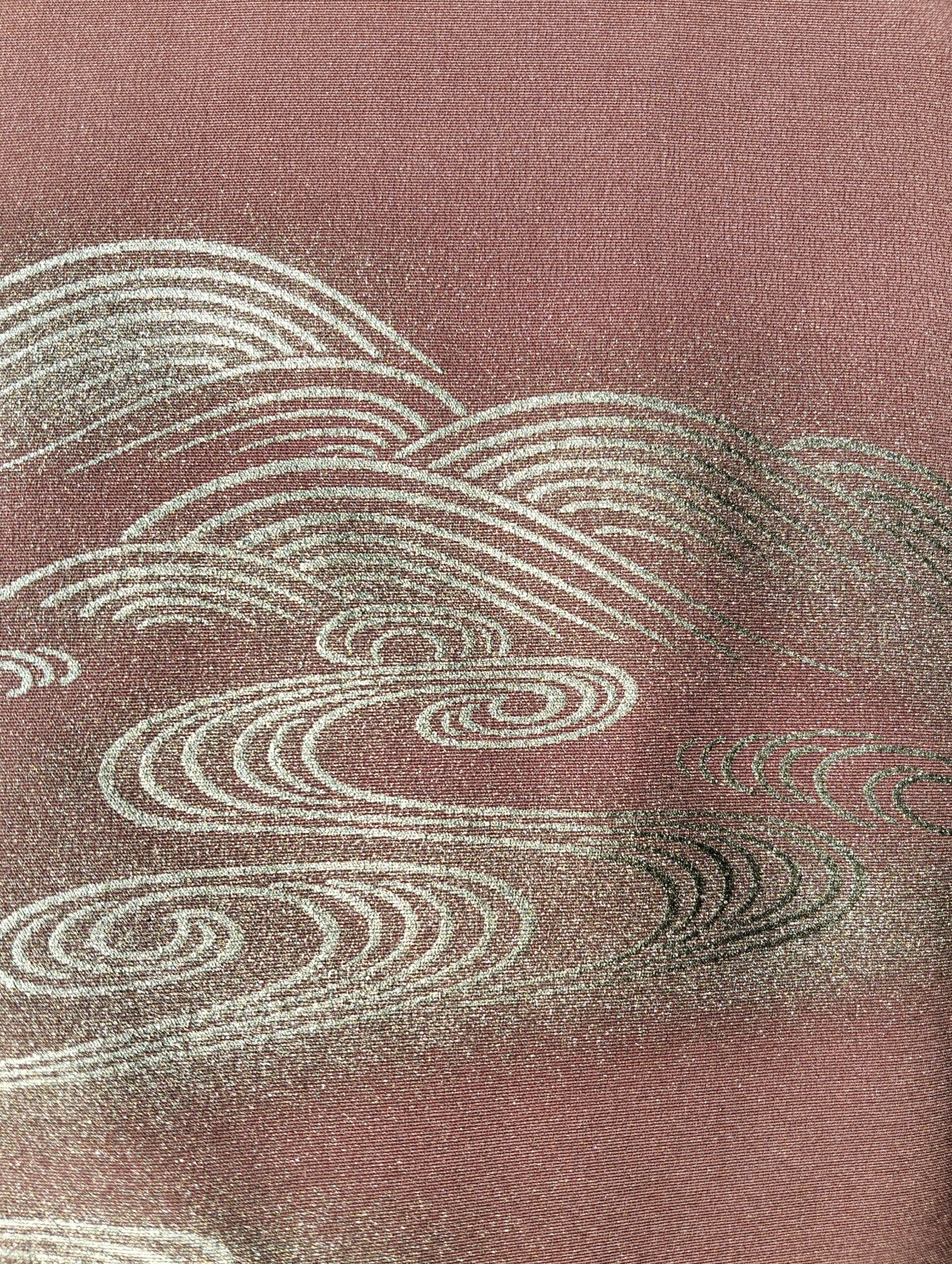 Haori japonés naranja con bordados dorados y seda interior pintada a mano - Imagen 5