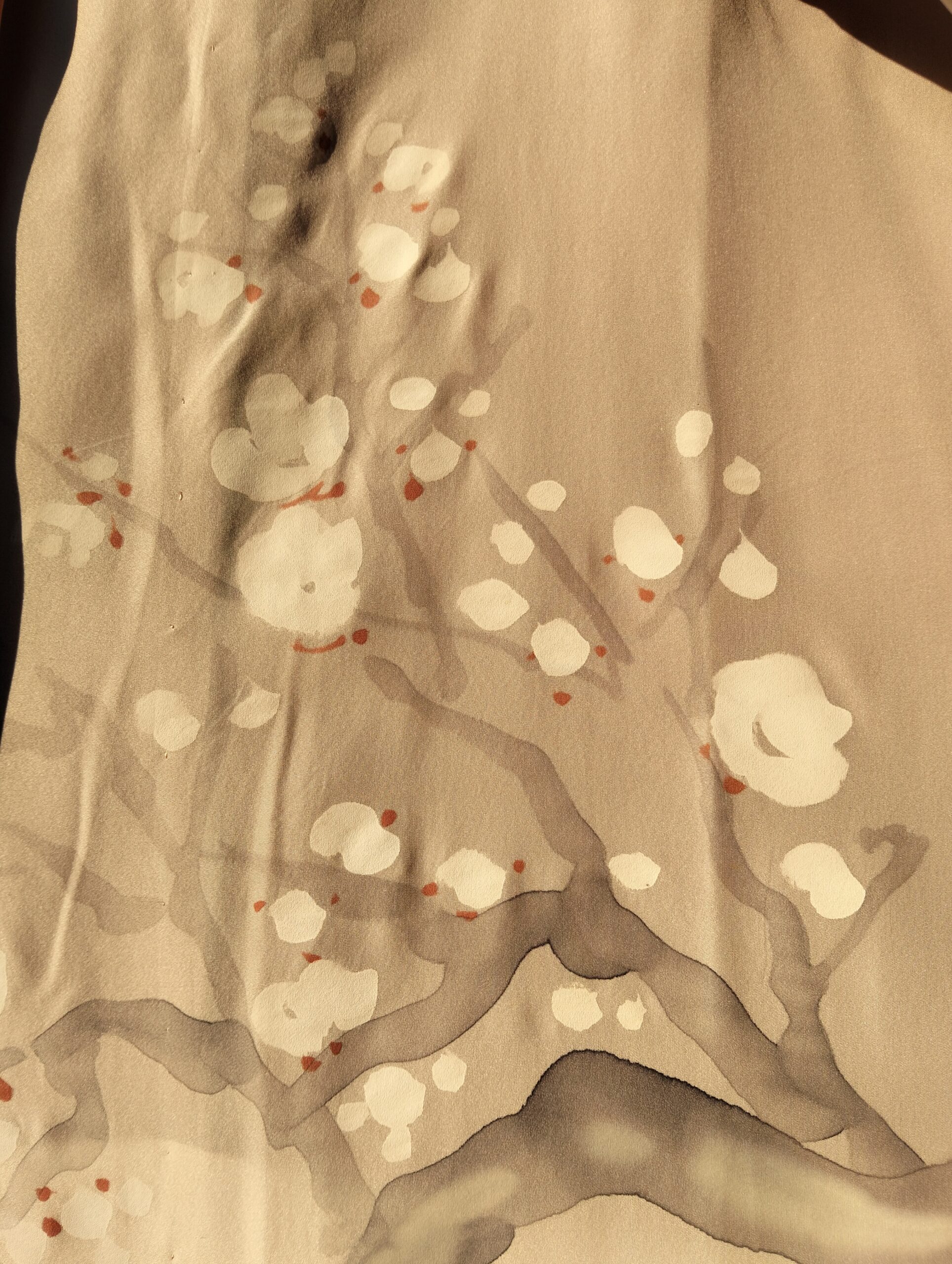 Haori japonés naranja con bordados dorados y seda interior pintada a mano - Imagen 6