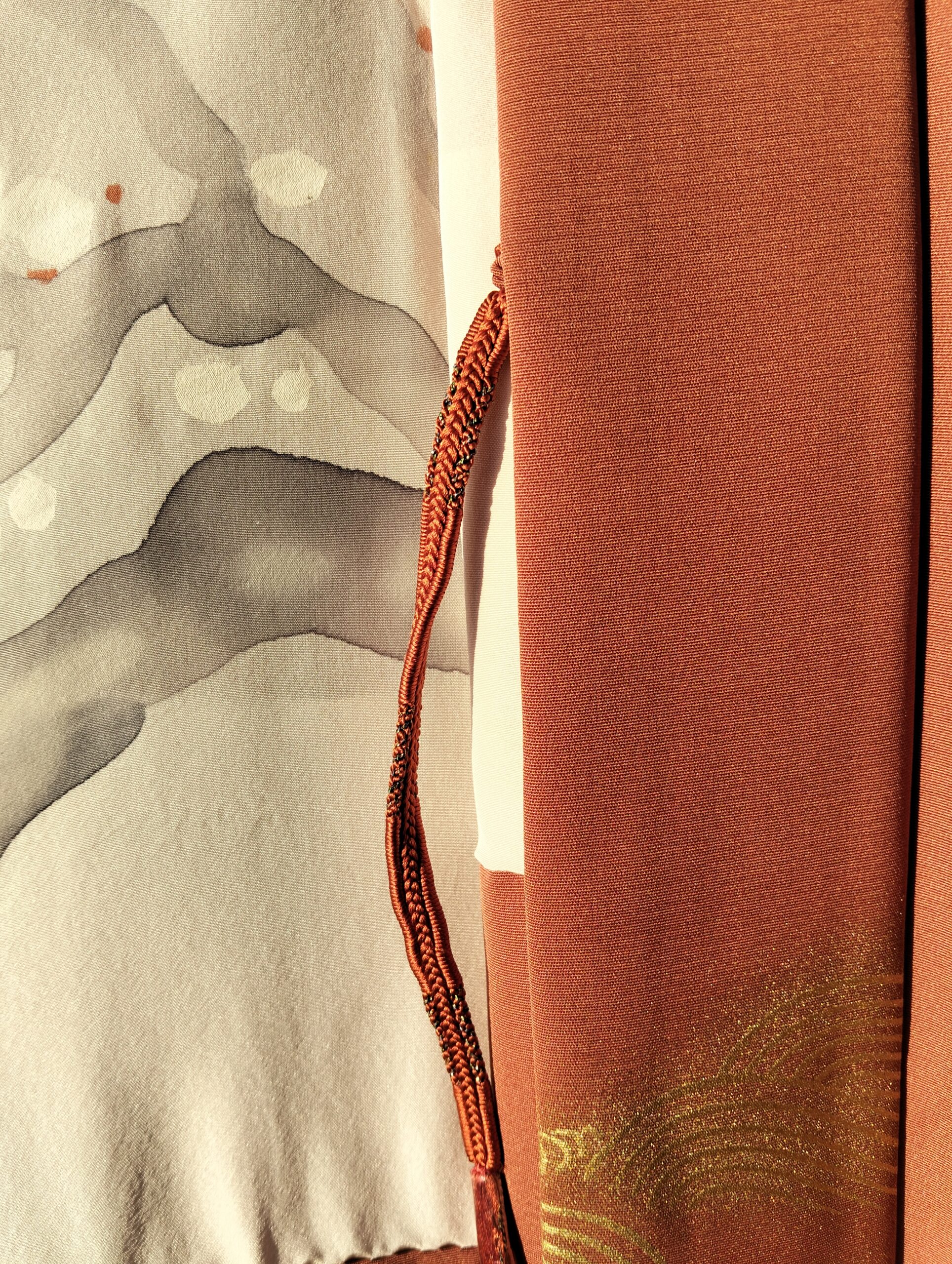 Haori japonés naranja con bordados dorados y seda interior pintada a mano - Imagen 7