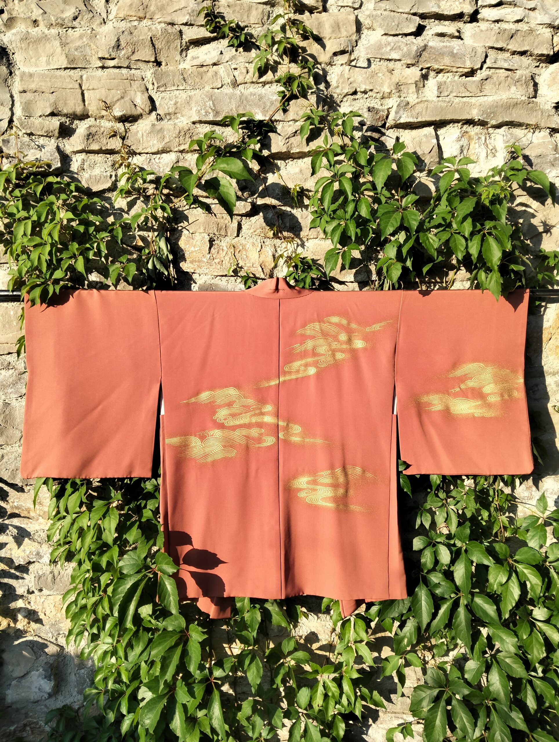 Haori japonés naranja con bordados dorados y seda interior pintada a mano - Imagen 8
