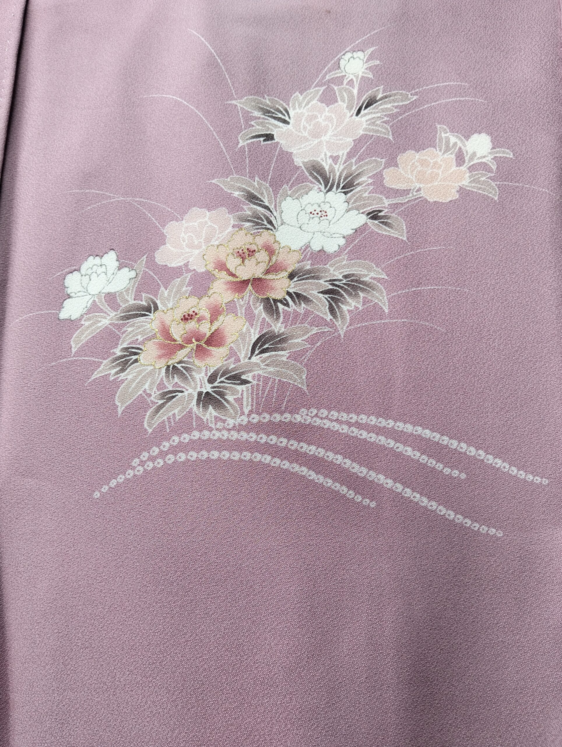 Kimono de seda rosa adornado con flores blancas bordadas - Imagen 3
