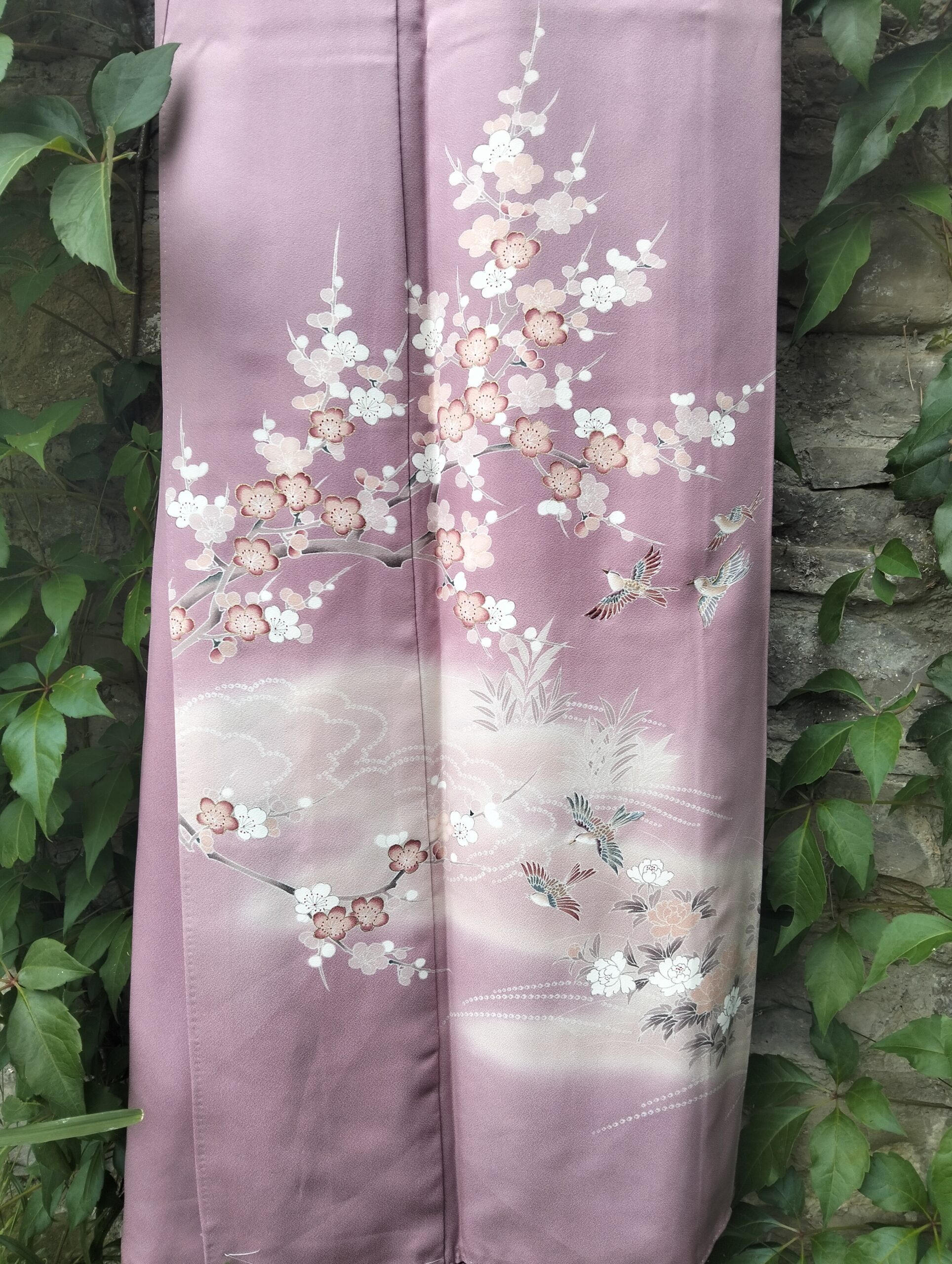 Kimono de seda rosa adornado con flores blancas bordadas - Imagen 4