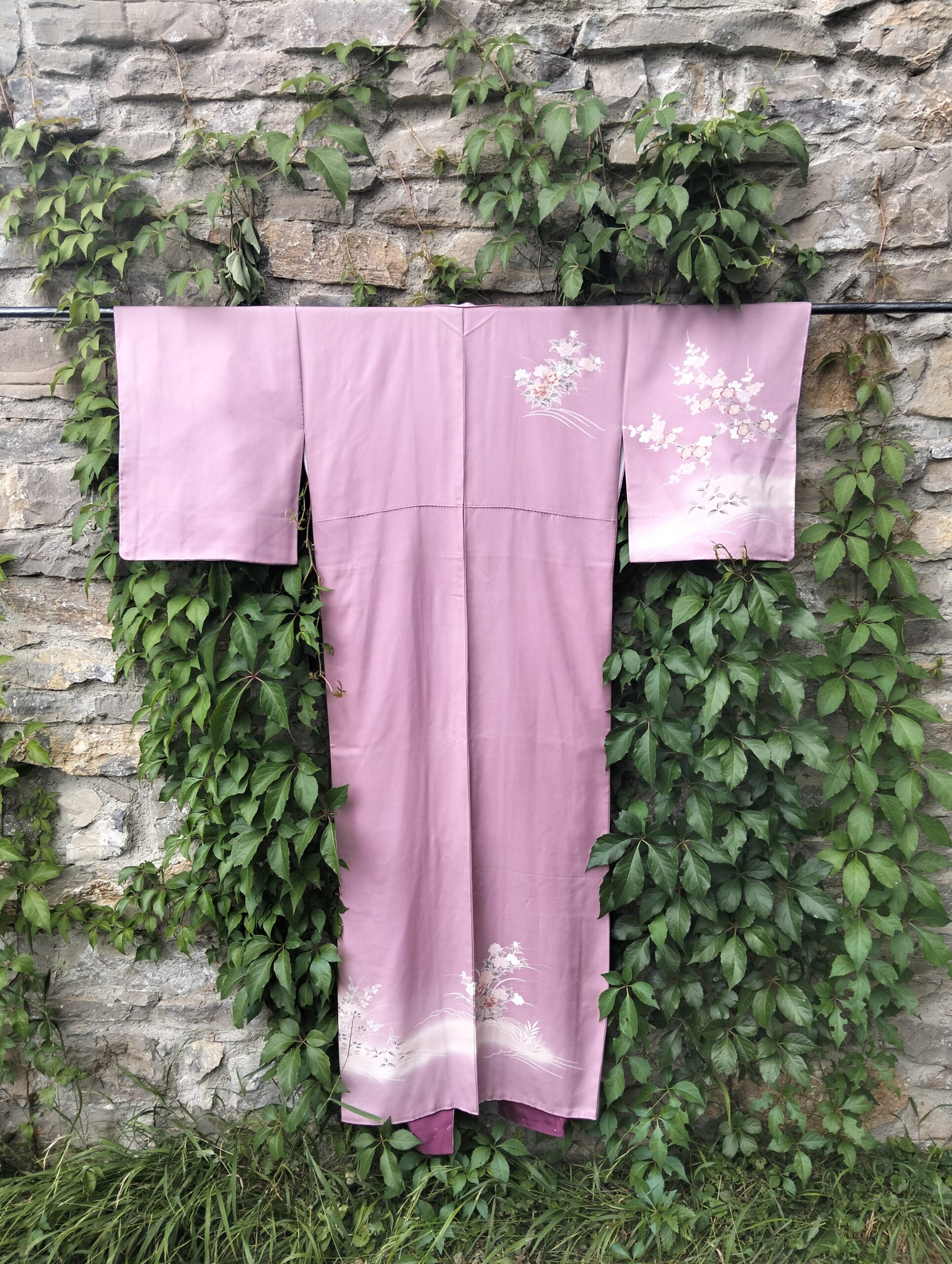 Kimono de seda rosa adornado con flores blancas bordadas - Imagen 5