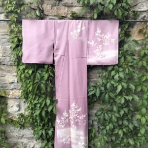 Kimono japonés largo de seda rosa bordado con flores blancas pintadas a mano elegante