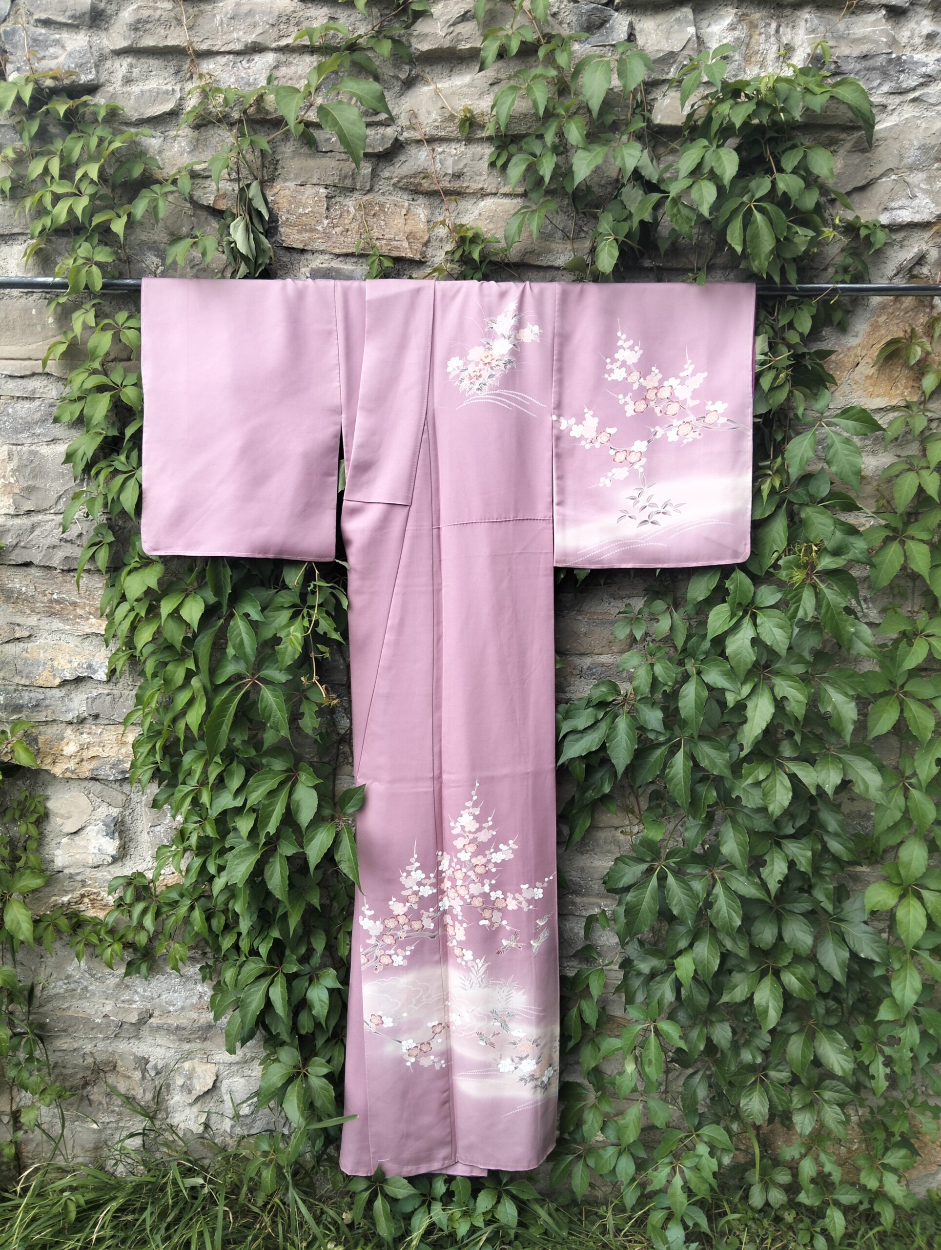 Kimono japonés largo de seda rosa bordado con flores blancas pintadas a mano elegante
