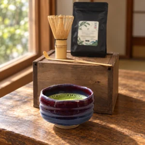 Kit de matcha japonés de 25 g con cuenco de bandas azules y burdeos — escena ilustrativa de uso