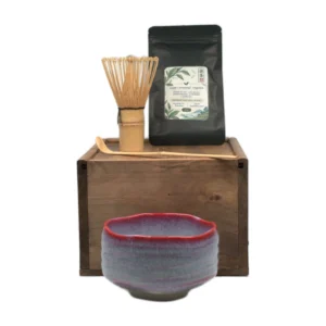 Kit de matcha japonés de 25 g con cuenco lavanda con borde rojo — vista principal