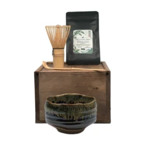 Kit de matcha japonés de 25 g con cuenco oscuro con banda verdosa — vista principal