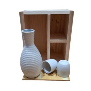 Juego de sake blanco acanalado con 2 vasitos y caja de madera — fotografía 2