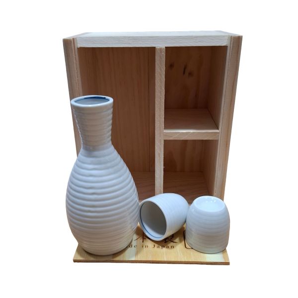 Juego de sake blanco acanalado con 2 vasitos y caja de madera — fotografía 2