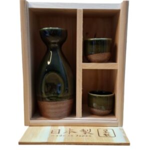 Juego de sake verde oscuro y marrón con 2 vasitos y caja de madera — fotografía 1