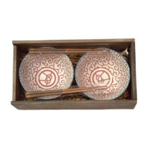 Dos cuencos con arabescos rojos y dos pares de palillos en caja de madera
