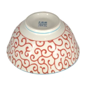 Base y exterior del cuenco blanco con arabescos rojos