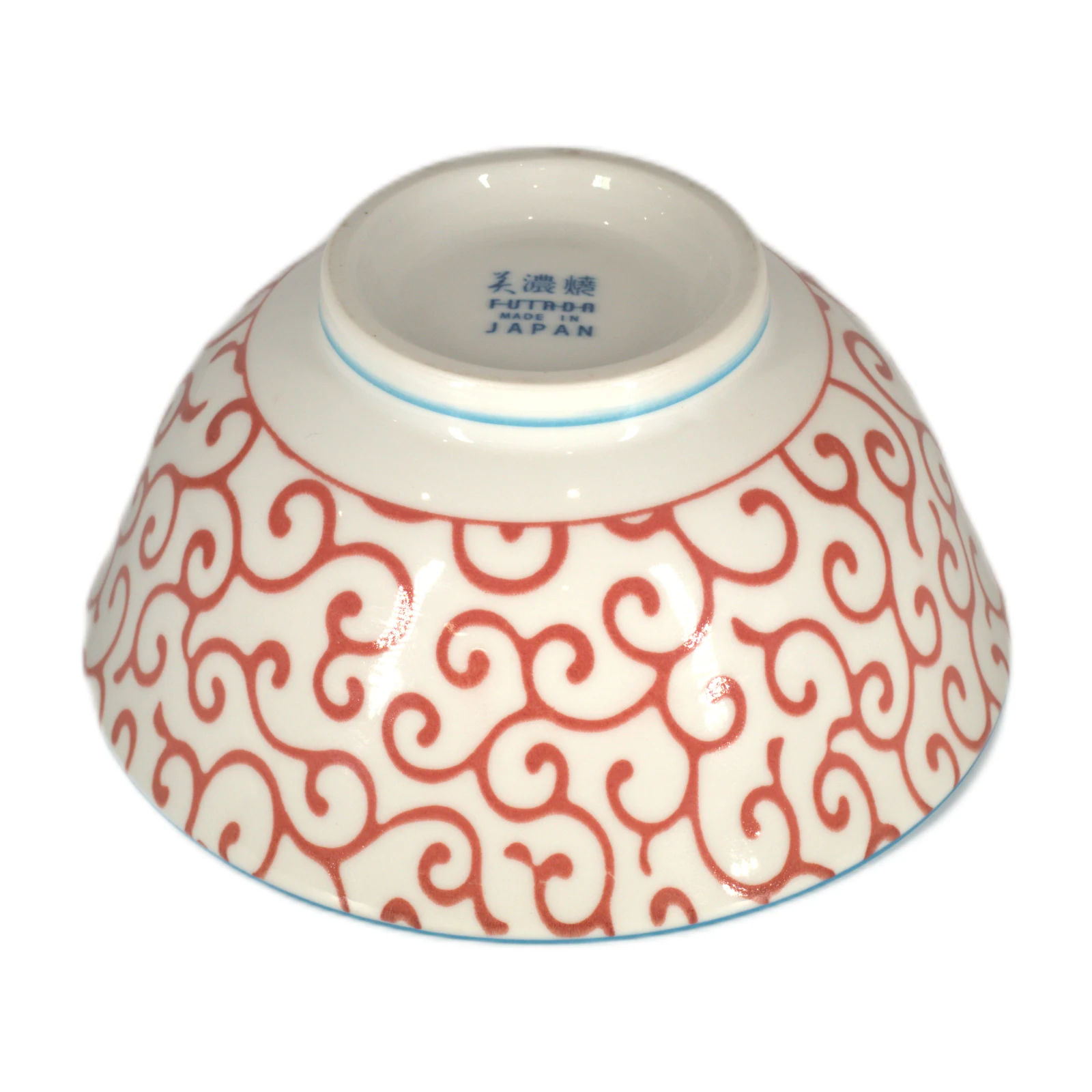 Base y exterior del cuenco blanco con arabescos rojos