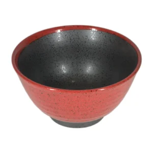 Cuenco con borde rojo e interior oscuro visto en oblicuo