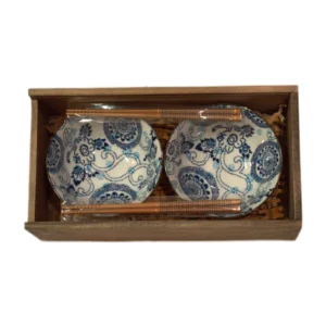 Dos cuencos con motivos circulares azules y dos pares de palillos en caja de madera