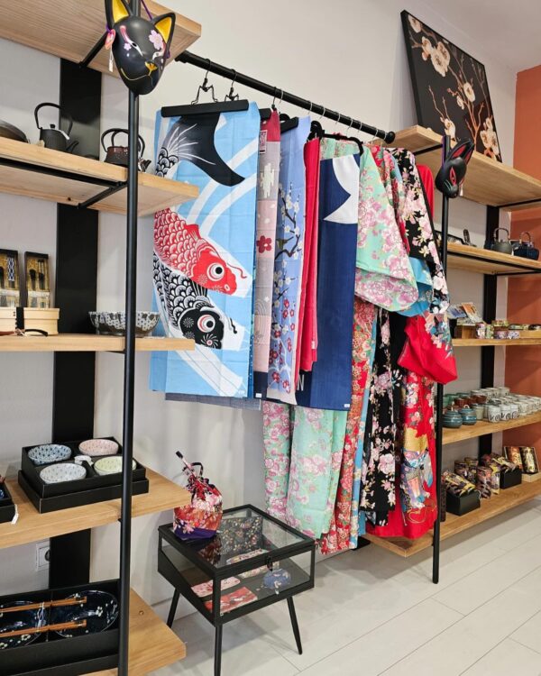 Interior de Japan Concept Store, con kimonos y artículos japoneses